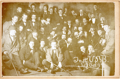 503112 Groepsportret van studenten tijdens de installatie bij de Utrechtsche Studenten Bond (USB).N.B. De foto is ...